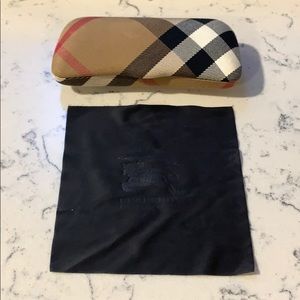 Burberry glasses case + lens cloth